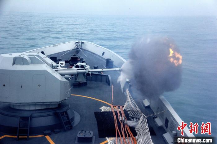 扬州舰主炮对岸射击。　龚颢 摄