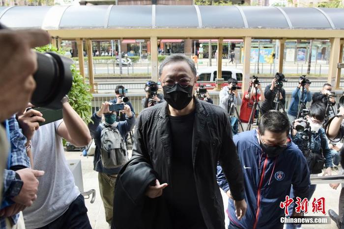 2月28日，戴耀廷等人到马鞍山警署报到。当天，香港警方以“串谋颠覆国家政权罪”起诉47名于今年1月被拘捕的人士，包括39男8女，年龄介乎23至64岁，其中包括组织、策划所谓“35+初选”活动的戴耀廷。
中新社记者 李志华 摄